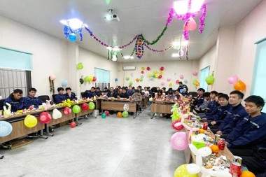 JWELL באַגריסן נייַ יאָר ס טאָג מיט ברכות און געלעכטער